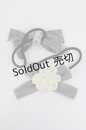 画像: PINK HOUSE / ロゴボタン&フラワーモチーフヘアゴム  アイボリー×グレー T-26-02-28-002-LO-ZA-SA-ZT