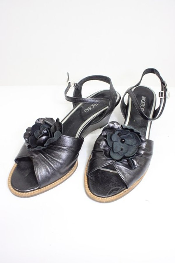 画像1: INGEBORG / フラワークリップ付きギャザーサンダル XL 黒 T-26-03-01-031-LO-SH-SA-ZT (1)