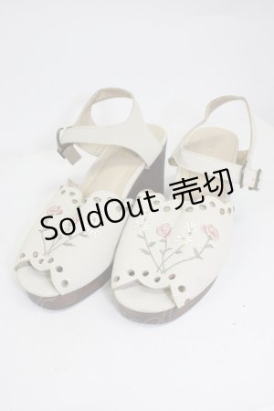 画像: F i.n.t / フラワー刺繍ウッドライクソールサンダル M アイボリー T-26-03-01-009-CA-SH-SA-ZTK045