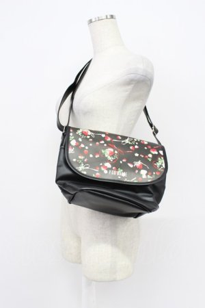 画像: PINK HOUSE / メリーストロベリー柄ショルダーバッグ  黒Ｘ赤Ｘ白 T-26-03-02-035-LO-BG-SA-ZT