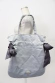 画像4: Maison de FLEUR / ラビットチャーム付きダブルリボントートバッグ  グレーＸアイボリー T-26-03-02-015-LO-BG-SA-ZT (4)