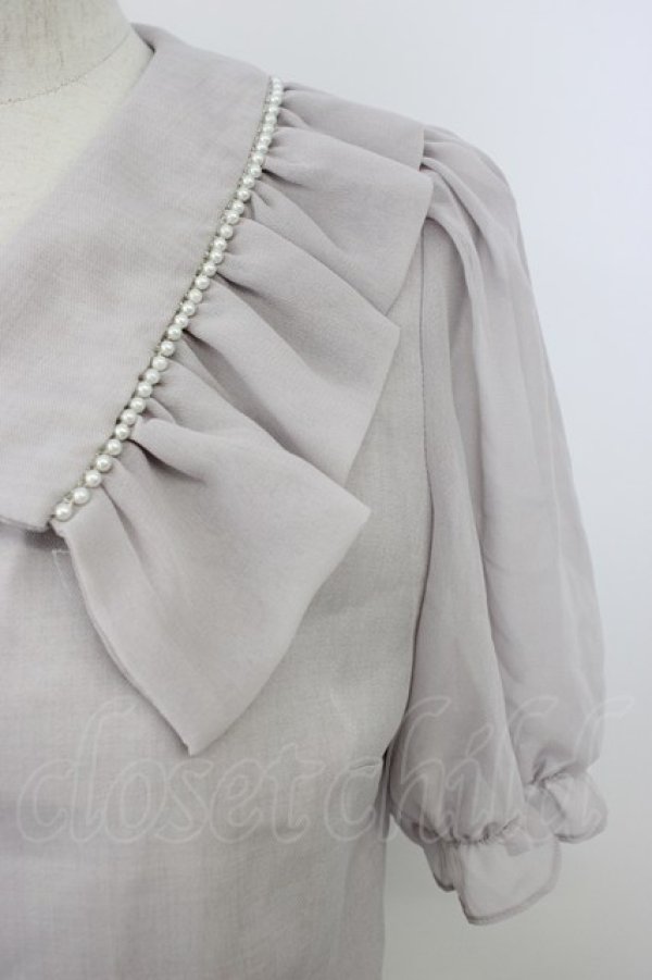 画像4: evelyn / パール襟半袖ブラウス  グレー T-26-03-08-021-LO-BL-SA-ZT (4)