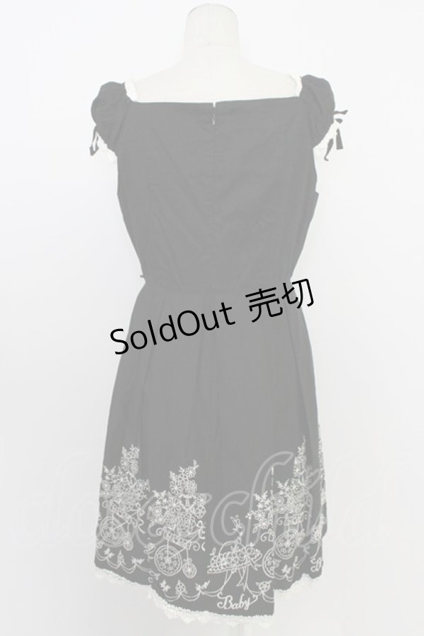 画像2: BABY,THE STARS SHINE BRIGHT / 花車刺しゅうヨークジャンパースカート  黒 T-26-03-11-026-BA-OP-SA-ZT (2)