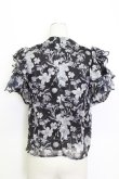 画像2: evelyn / フラワーハイネックリボンタイ半袖ブラウス  黒Ｘグレー T-26-03-15-014-LO-BL-SA-ZT (2)