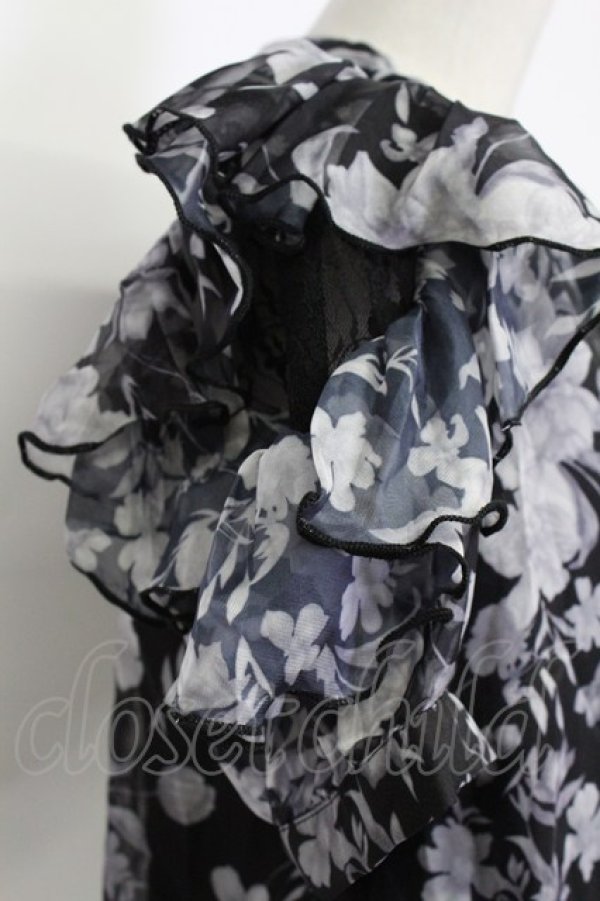 画像3: evelyn / フラワーハイネックリボンタイ半袖ブラウス  黒Ｘグレー T-26-03-15-014-LO-BL-SA-ZT (3)