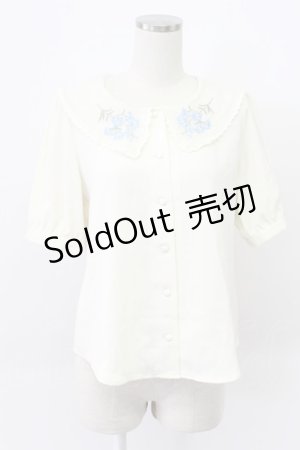 画像: Fi.n.t / デルフィニウム刺繍ビッグカラーブラウス  ホワイト×ブルー T-26-03-16-005-CA-TO-SA-ZT