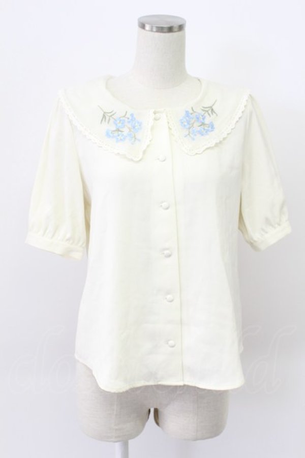 画像1: Fi.n.t / デルフィニウム刺繍ビッグカラーブラウス  ホワイト×ブルー T-26-03-16-005-CA-TO-SA-ZT (1)