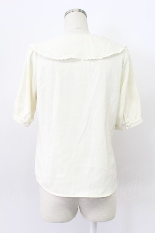 画像2: Fi.n.t / デルフィニウム刺繍ビッグカラーブラウス  ホワイト×ブルー T-26-03-16-005-CA-TO-SA-ZT (2)