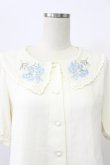 画像4: Fi.n.t / デルフィニウム刺繍ビッグカラーブラウス  ホワイト×ブルー T-26-03-16-005-CA-TO-SA-ZT (4)