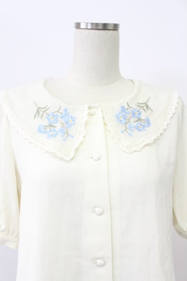 画像4: Fi.n.t / デルフィニウム刺繍ビッグカラーブラウス  ホワイト×ブルー T-26-03-16-005-CA-TO-SA-ZT (4)