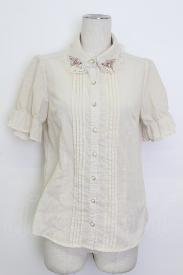 画像1: axes femme POETIQUE / フラワーモチーフ襟半袖ブラウス  アイボリー T-26-03-17-006-AX-BL-SA-ZT (1)