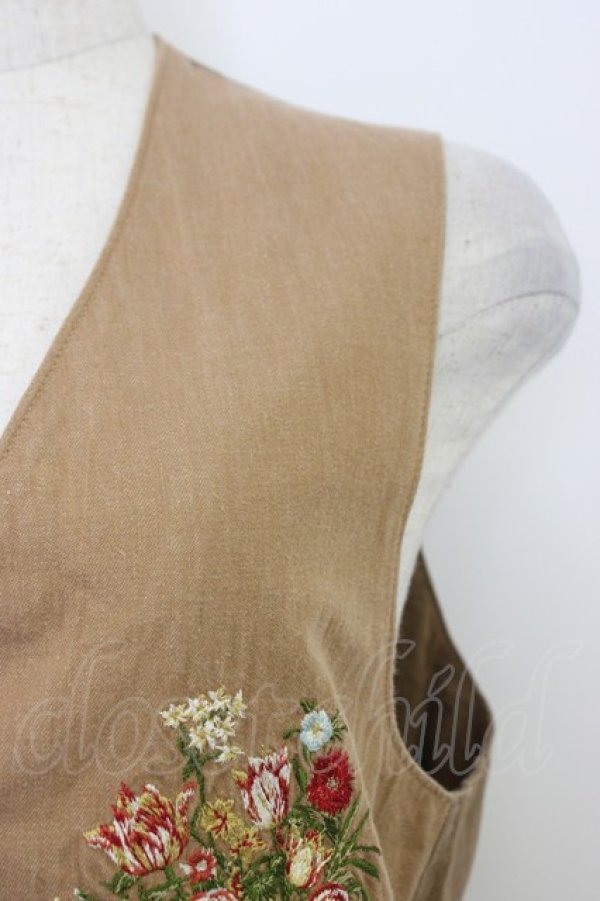 画像4: INGEBORG / 花瓶ロゴ刺繍ベスト  ブラウン T-26-03-21-008-LO-TO-SA-ZT (4)