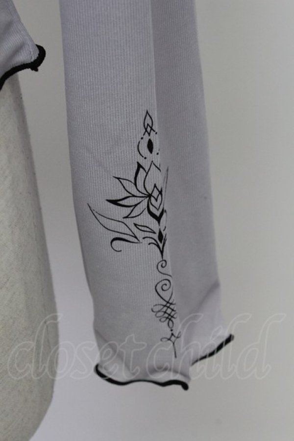 画像4: axes femme POETIQUE / ロータスタトゥー風シアープルオーバー M グレー T-26-03-23-008-AX-TO-SA-ZT (4)