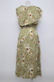 画像2: KANEKO ISAO / アクセサリー&フラワーpt襟元シャーリングワンピース  オリーブ T-26-03-23-015-EL-OP-SA-ZT (2)
