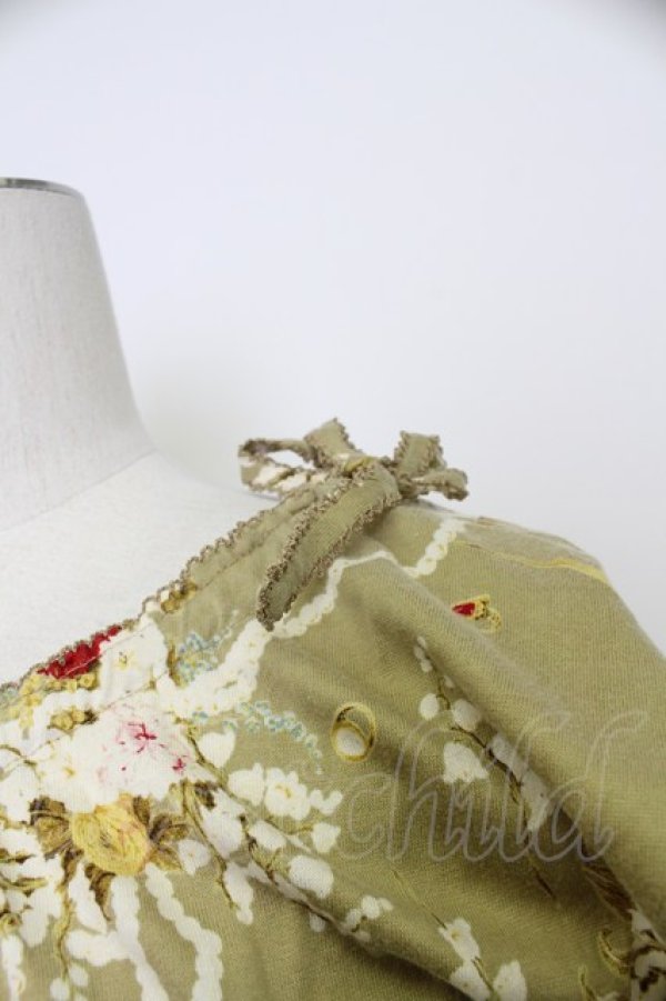 画像4: KANEKO ISAO / アクセサリー&フラワーpt襟元シャーリングワンピース  オリーブ T-26-03-23-015-EL-OP-SA-ZT (4)