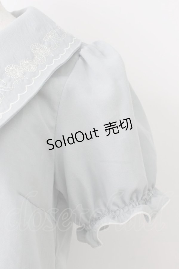 画像5: axes femme POETIQUE / リボン刺繍襟半袖ブラウス  サックス T-26-03-24-019-AX-BL-SA-ZT (5)