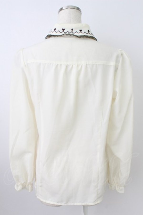 画像2: axes femme / トランプ刺繍ブラウス  アイボリーＸブラウン T-26-03-25-009-AX-BL-SA-ZT (2)