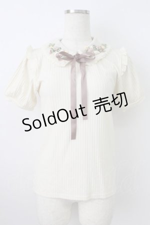 画像: axes femme POETIQUE / フラワーリボン刺繍襟プルオーバー  アイボリー T-26-03-25-002-AX-TO-SA-ZT