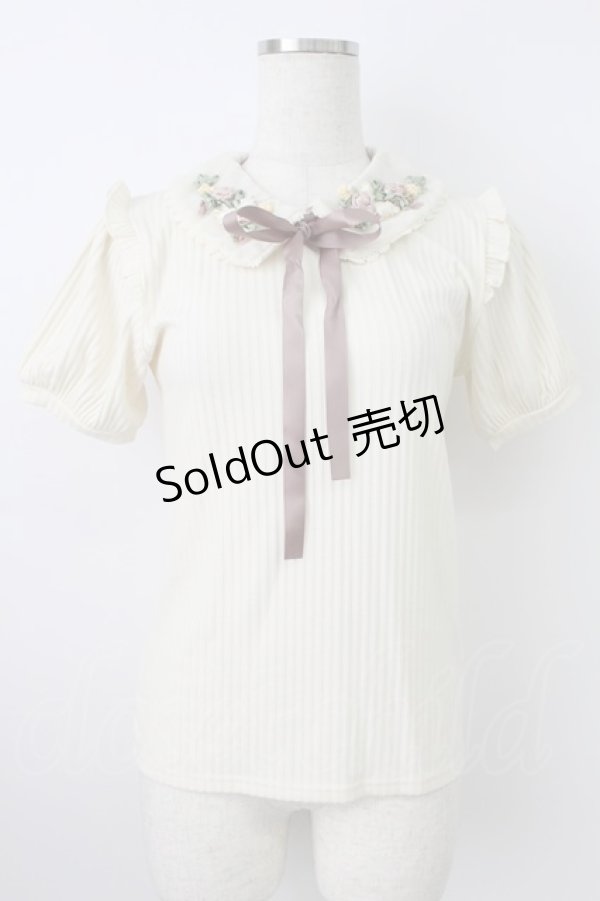 画像1: axes femme POETIQUE / フラワーリボン刺繍襟プルオーバー  アイボリー T-26-03-25-002-AX-TO-SA-ZT (1)