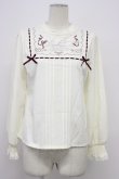 画像1: axes femme POETIQUE / パペトゥリーロゴ刺繍ブラウス  アイボリーＸブラウン T-26-03-30-024-AX-BL-SA-ZH (1)