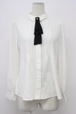 画像1: an another angelus / 多重リボンタイ付きピンタックブラウス  白Ｘ黒 T-26-03-30-017-CA-BL-SA-ZT (1)