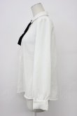 画像3: an another angelus / 多重リボンタイ付きピンタックブラウス  白Ｘ黒 T-26-03-30-017-CA-BL-SA-ZT (3)