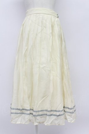 画像: F i.n.t / ライン使いシアータックスカート F アイボリー T-26-03-31-021-CA-SK-SZ-ZT