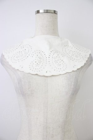 画像: FURFUR / レザーライク刺繍つけ襟  ホワイト T-26-04-04-032-GO-ZA-SA-ZT