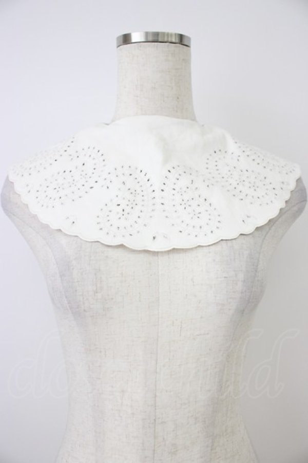 画像1: FURFUR / レザーライク刺繍つけ襟  ホワイト T-26-04-04-032-GO-ZA-SA-ZT (1)