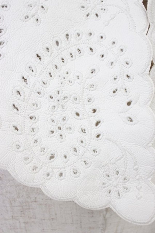 画像4: FURFUR / レザーライク刺繍つけ襟  ホワイト T-26-04-04-032-GO-ZA-SA-ZT (4)