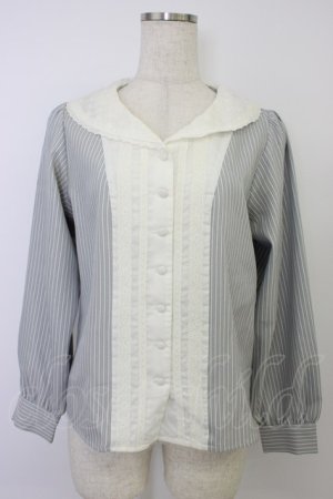 画像: Fi.n.t / コットンレース使いストライプブラウス  グレーＸ白 T-26-04-04-006-CA-BL-SA-ZT