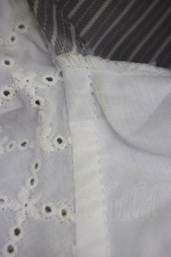 画像3: Fi.n.t / コットンレース使いストライプブラウス  グレーＸ白 T-26-04-04-006-CA-BL-SA-ZT (3)