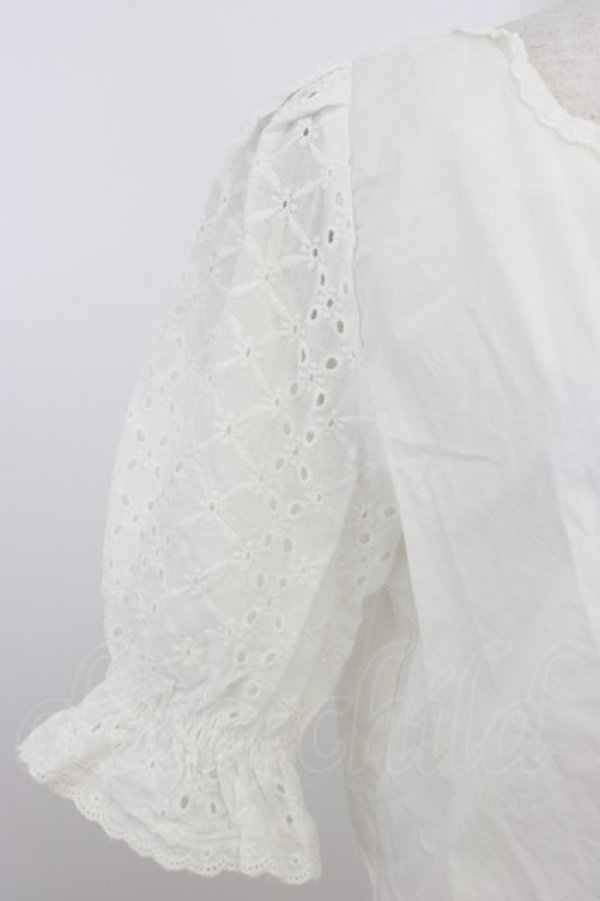 画像3: F i.n.t / コットンレース使いノーカラーブラウス  白 T-26-04-04-002-0-BL-SA-ZT (3)