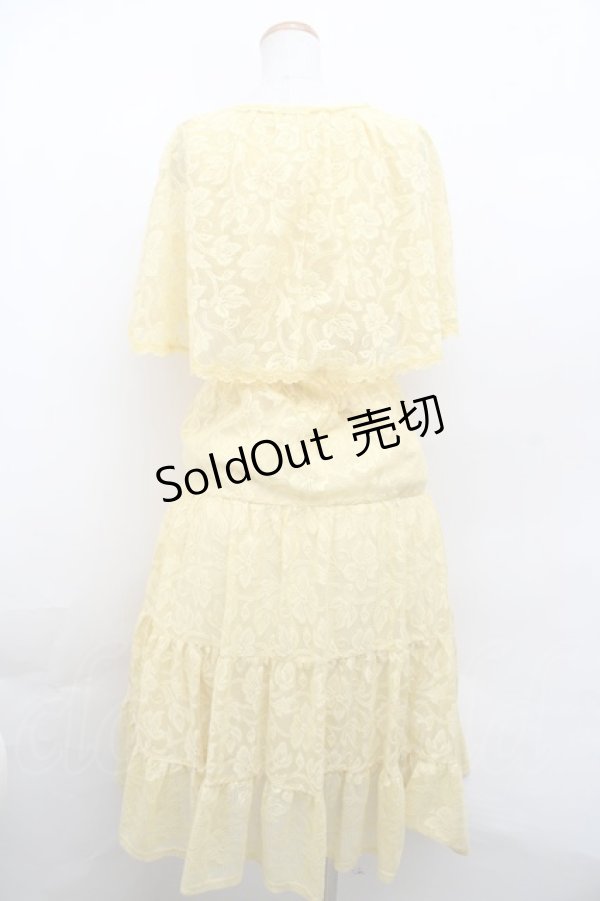 画像2: 【SALE】axes femme / ケープ風レースティアードワンピース F イエロー Y-23-12-17-146-AX-OP-SZ-ZT352 (2)