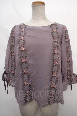 画像: an another angelus / 壁紙ローズ刺繍プルオーバーブラウス F ラベンダー Y-24-05-10-073-CA-BL-SZ-ZT256