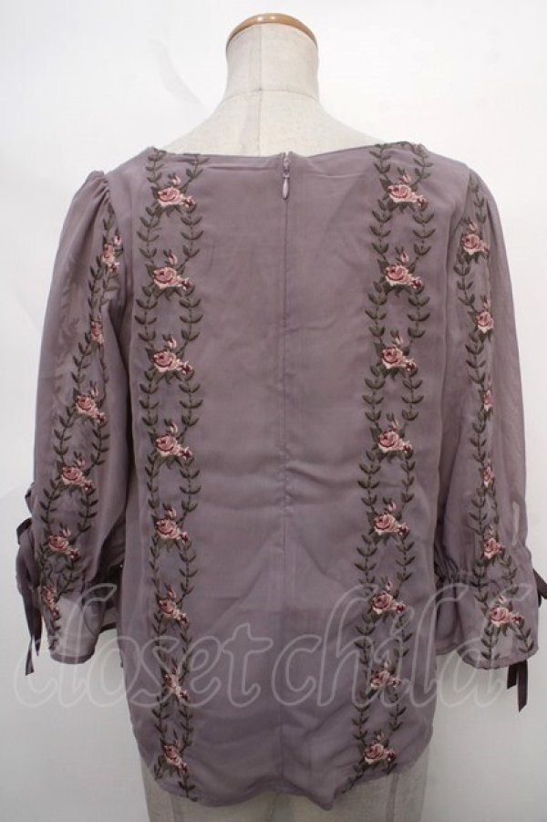 画像2: an another angelus / 壁紙ローズ刺繍プルオーバーブラウス F ラベンダー Y-24-05-10-073-CA-BL-SZ-ZT256 (2)