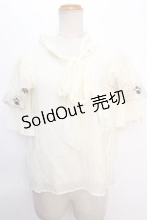 画像: axes femme / 花刺繍リボンサテンブラウス F 生成り Y-24-06-11-042-AX-BL-SZ-ZI