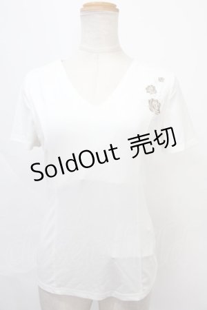 画像: Ozz oneste / 薔薇刺繍Vネックトップス  白 Y-24-08-28-053-OO-TO-SZ-ZS