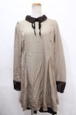 画像1: axes femme / 胸元刺繍バイカラーワンピース Ｍ ベージュ Y-24-10-08-103-AX-OP-SZ-ZI (1)