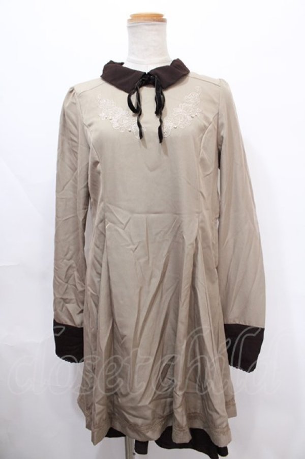 画像1: axes femme / 胸元刺繍バイカラーワンピース Ｍ ベージュ Y-24-10-08-103-AX-OP-SZ-ZI (1)