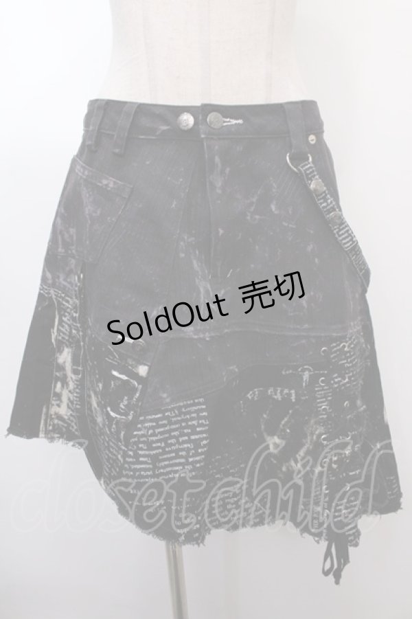 画像1: h.ANARCHY / ハーネス付き英字プリントデニムスカート  黒 Y-25-01-30-150-HN-SK-SZ-ZS (1)