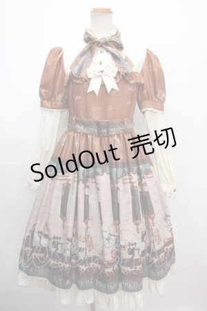 画像: ALICE and the PIRATES / Fleeting moments〜月下の不思議な珈琲店〜柄ワンピース  キャラメル Y-25-01-30-198-PA-OP-SZ-ZY