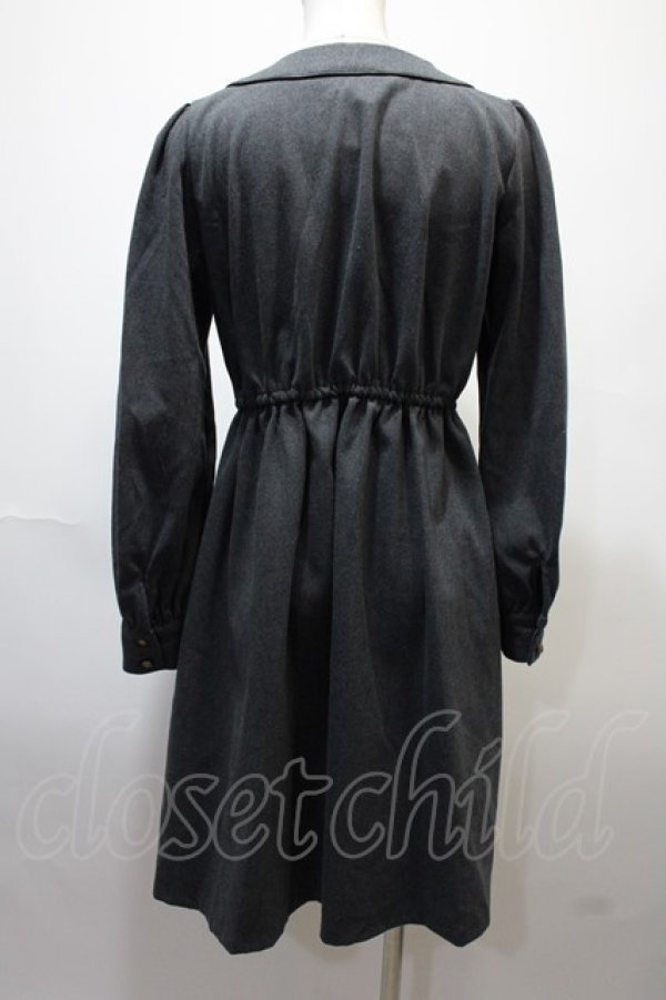 画像2: axes femme POETIQUE / 連ボタンデザインワンピース  グレー Y-25-02-13-219-AX-OP-SZ-ZT301 (2)