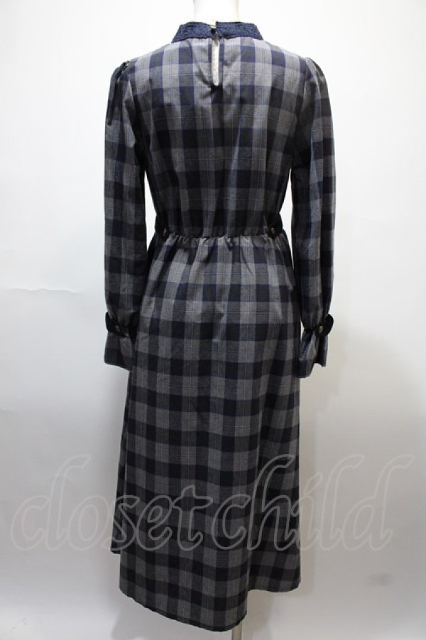 画像2: axes femme POETIQUE / ベルトデザインロングワンピース  グレー Y-25-02-13-221-AX-OP-SZ-ZT301 (2)
