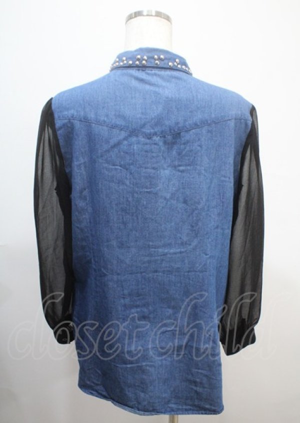 画像2: GLAD NEWS / スタッズ付き袖チュールデニムシャツ  ブルー Y-25-03-04-079-GL-TO-SZ-ZY (2)