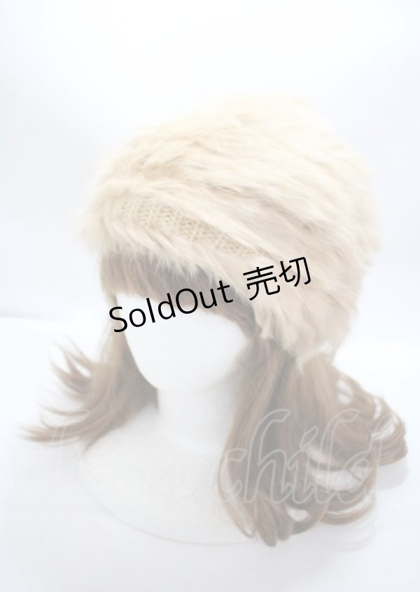 画像1: axes femme / カメオ付ファー帽子  ベージュ Y-25-03-04-018-AX-AC-SZ-ZT421 (1)