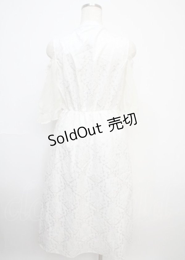 画像2: axes femme POETIQUE /チャイナボタン肩あきワンピース  白 Y-25-03-07-101-AX-OP-AS-OS (2)