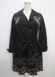 画像1: axes femme / 襟刺繍トレンチコート  黒 Y-25-03-20-090-AX-JA-AS-ZI (1)
