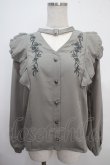 画像1: axes femme / チョーカー風ローズ刺繍ブラウス F グリーン Y-25-03-21-063-AX-BL-SZ-ZS (1)