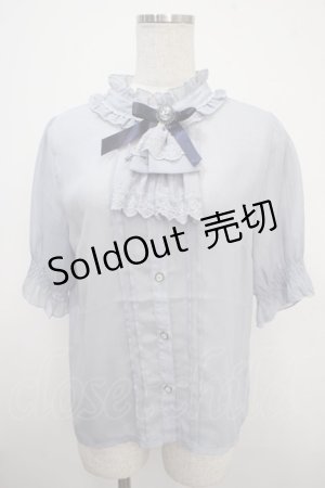 画像: axes femme / カメオ×ジャボブローチ付ブラウス F ブルー Y-25-03-21-065-AX-BL-SZ-ZS